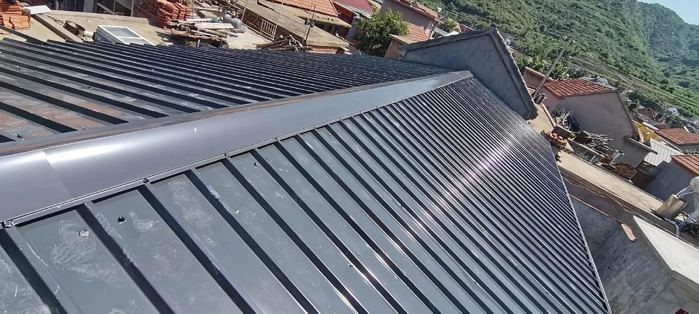 Telhado de metal com costura vertical