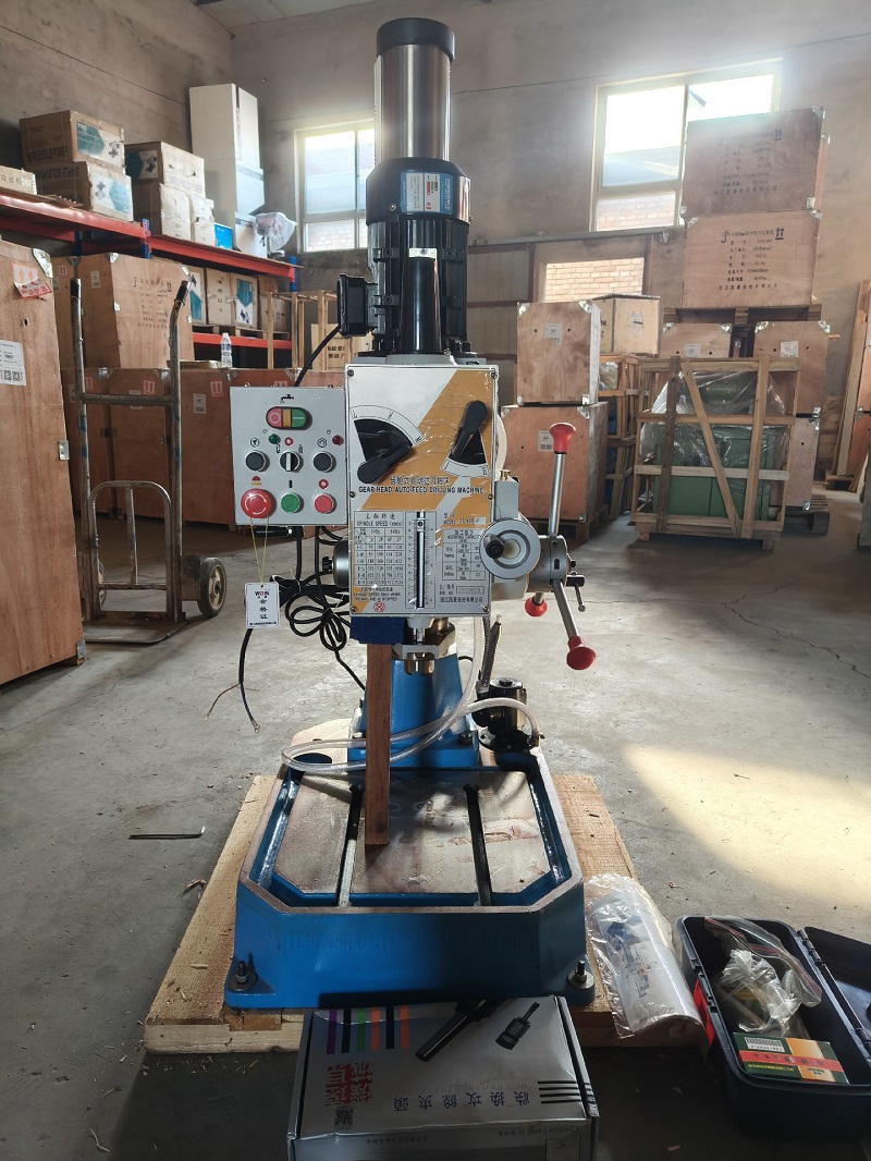 macchina automatica di foratura e maschiatura