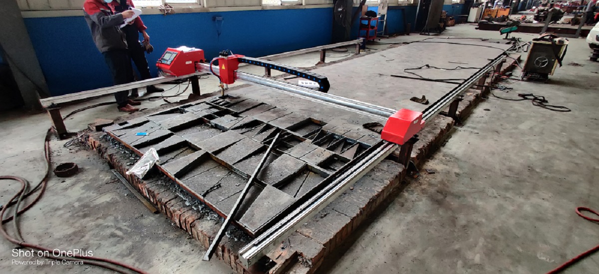 macchina per taglio plasma CNC portatile di piccole dimensioni a portale per il taglio di lamiere a doppia pista