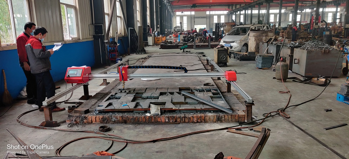 macchina per taglio plasma CNC portatile di piccole dimensioni a portale per il taglio della lamiera a doppia pista2