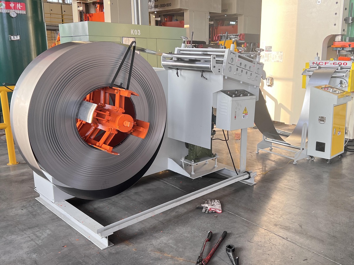 2-in-1-Abwickelhaspel und Richtmaschine für dünne Metallspulen