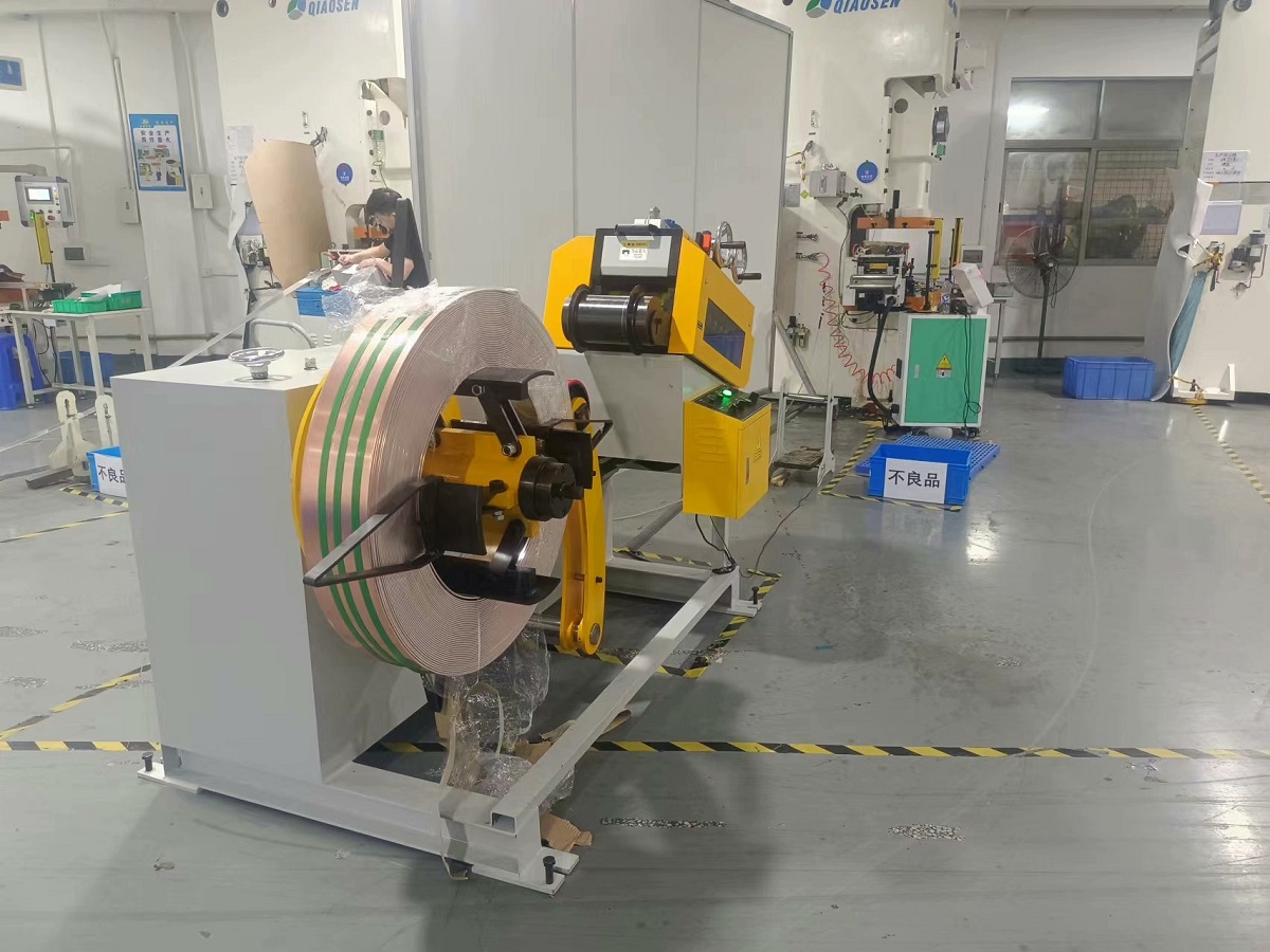 2-in-1-Abwickler/Richtmaschine mit NC-Servo-Zuführung für Stanzmaschinen