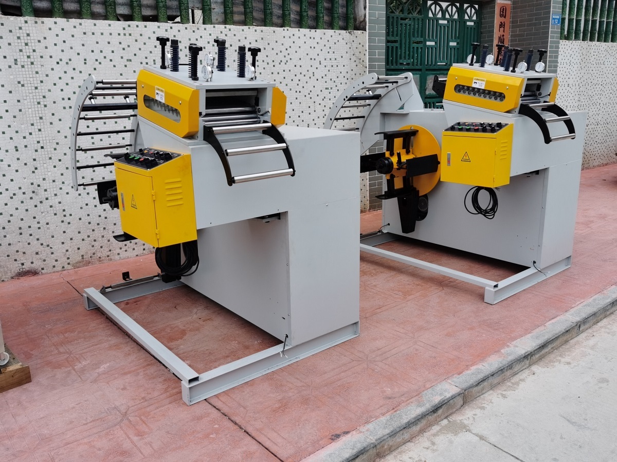 2-in-1-Abwickler/Richtmaschine mit NC-Servo-Zuführung