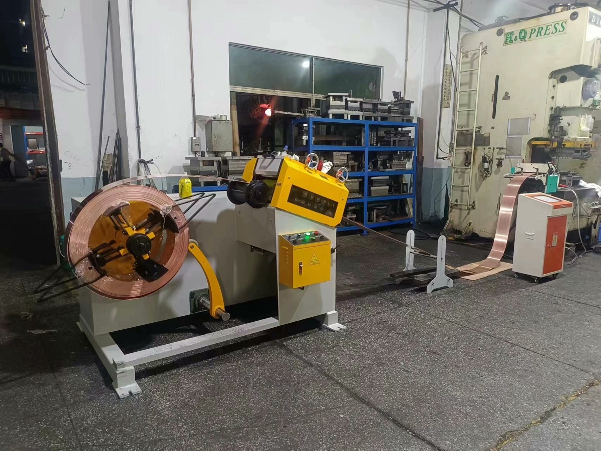 Automatischer 2-in-1-Abwickler/Richter mit Servo-Zuführung für Coil-Linie