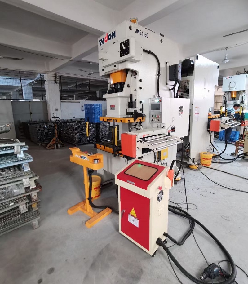 nc servo roll feeder for coil cut to length and straightening lines