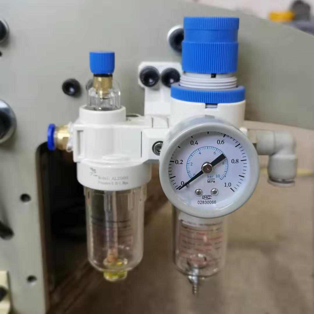 oil water separator for stable air supply