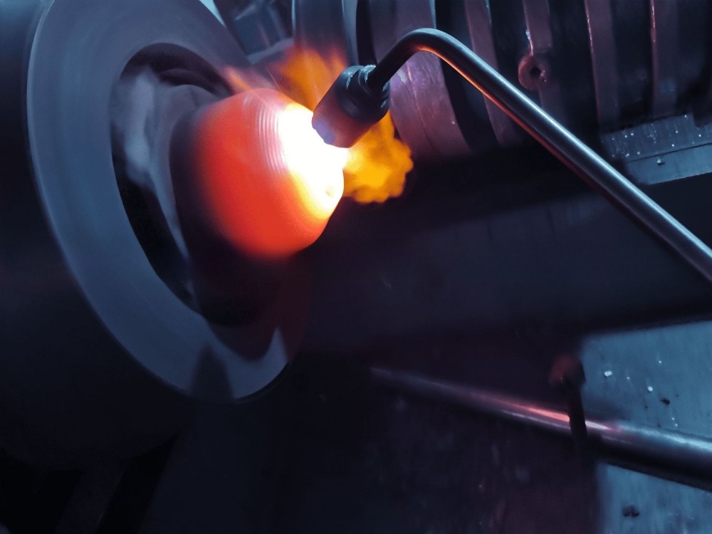 CNC-Heißmetallspinner für nahtlose Zylinderenden