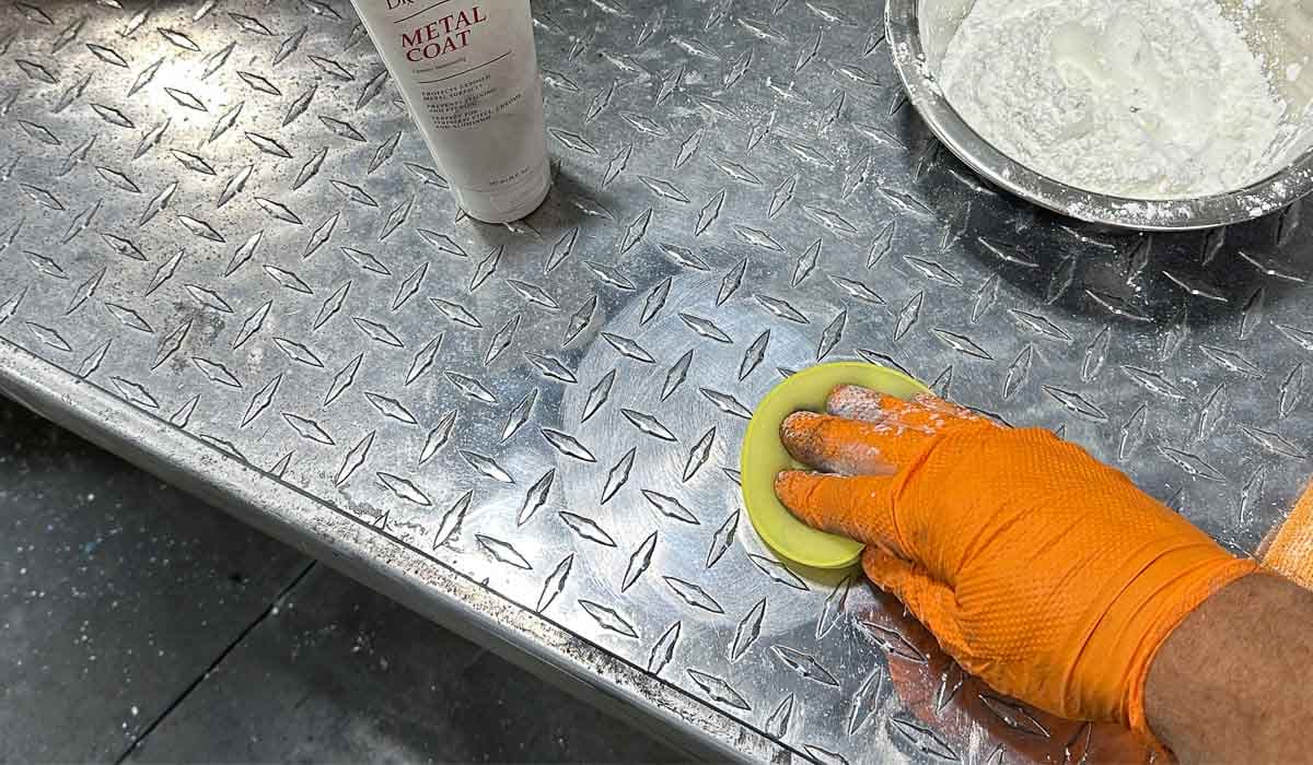 aplicar sobre uma pequena seção da superfície metálica de cada vez