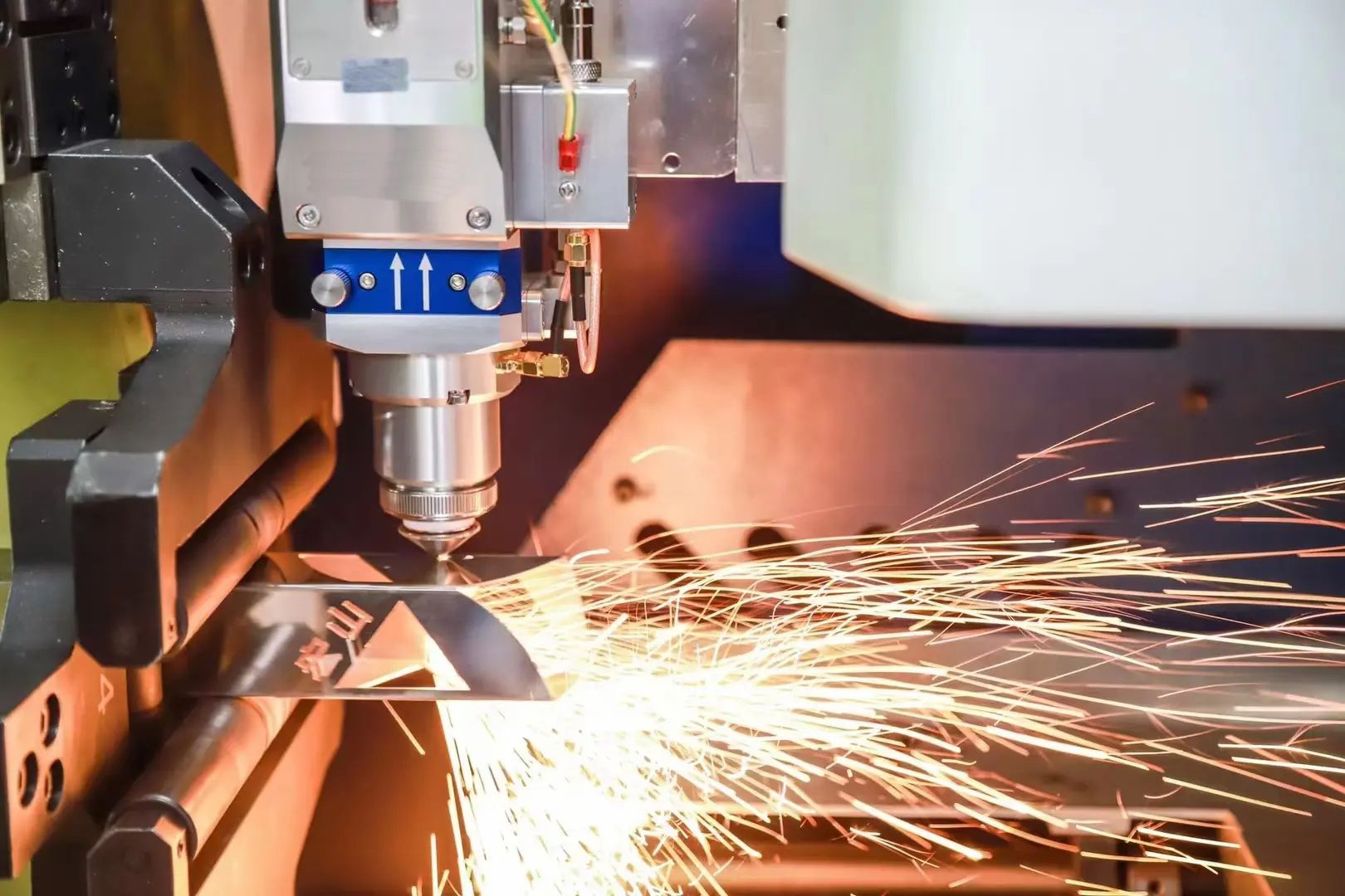 CO₂ बनाम फाइबर लेजर: वह सब कुछ जो आपको जानना चाहिए