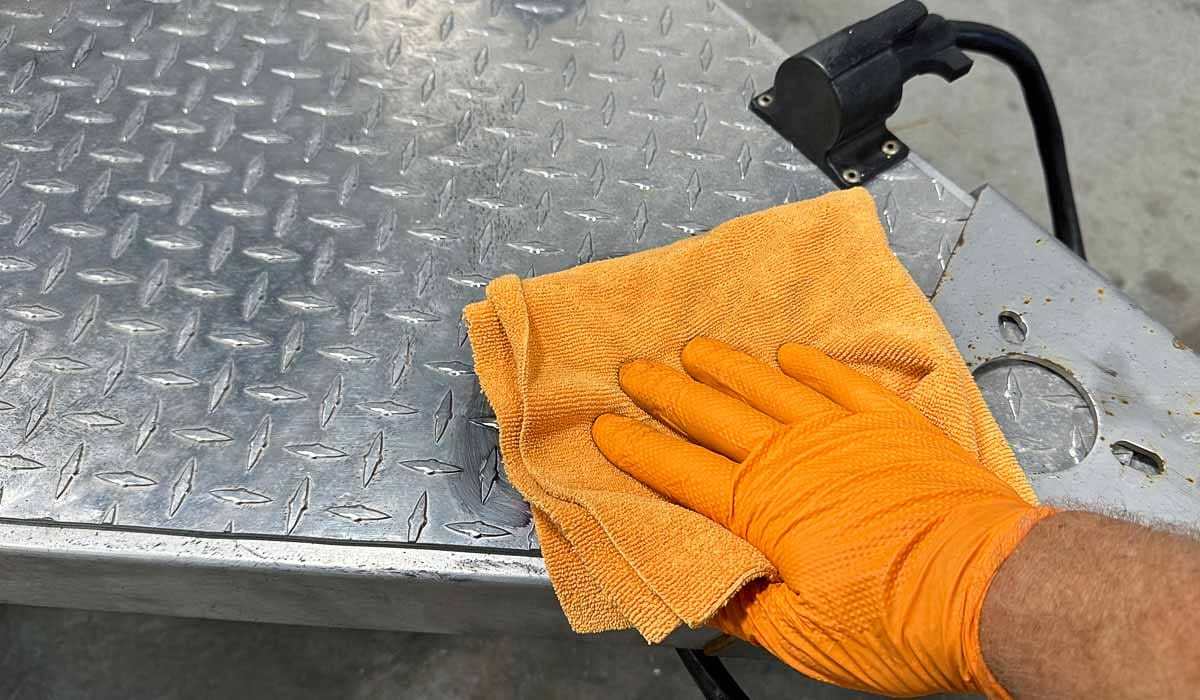 polimento manual de alumínio para um acabamento espelhado 3