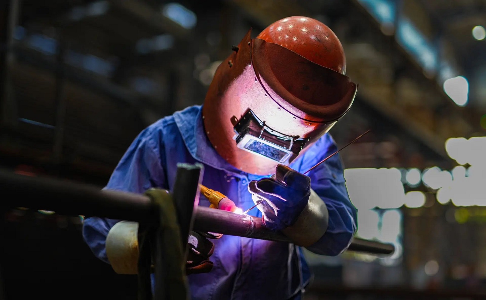 workers are working on plasma cutting