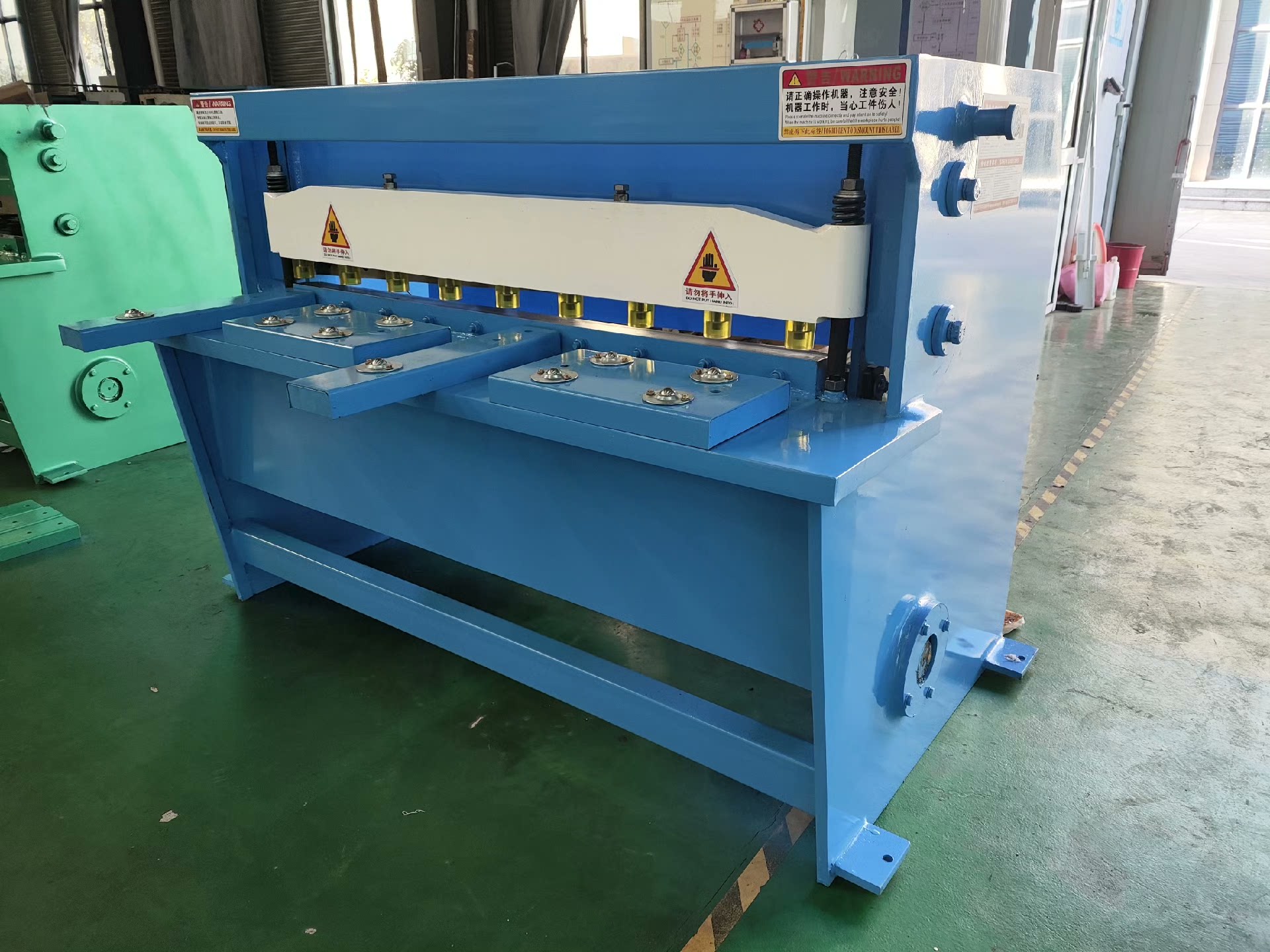 alekvs elektrikli sac kesme makinesi metal levhayı yükler
