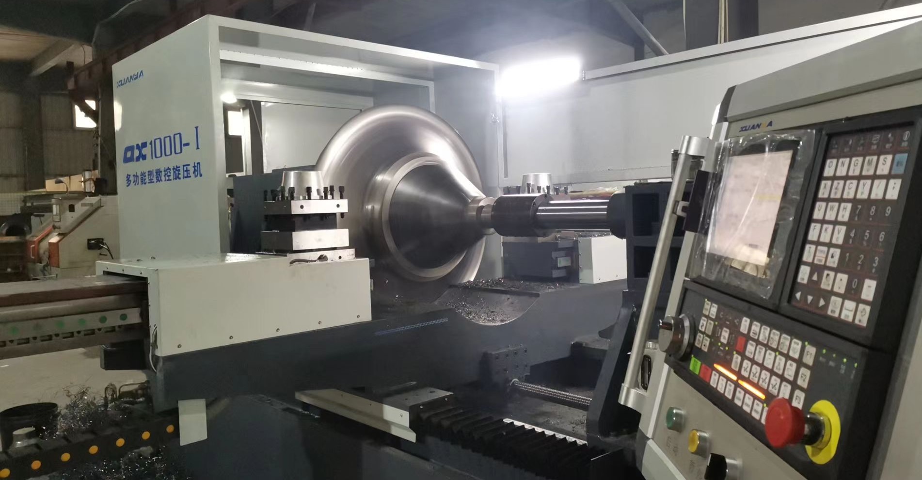 آلة تحويل المعادن CNC قيد التنفيذ