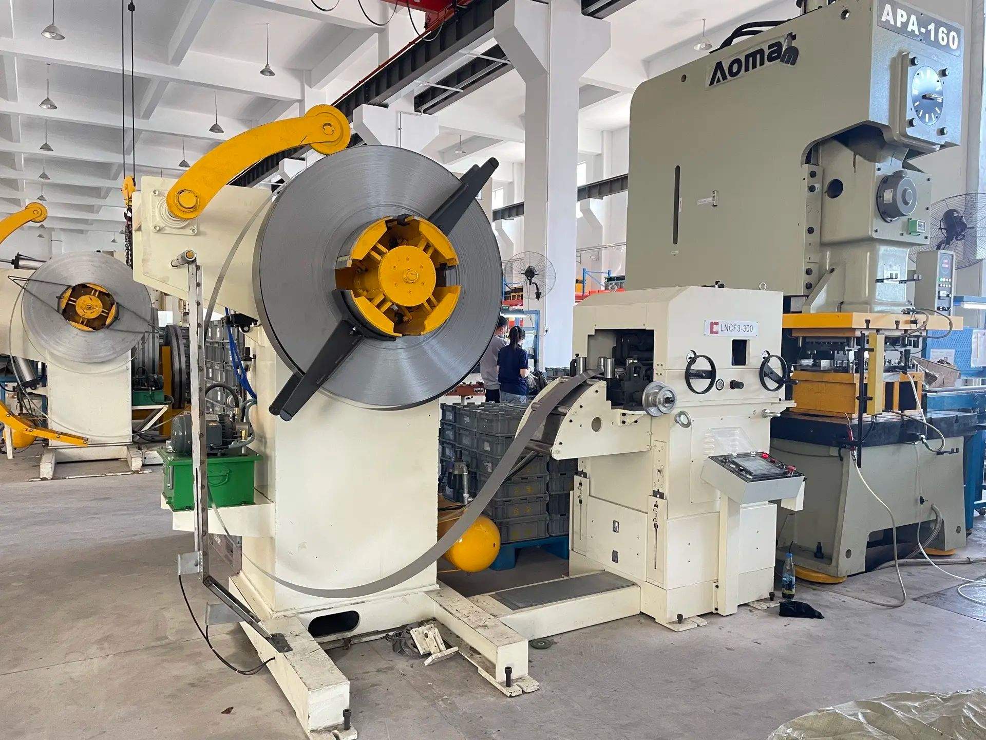 komplette Produktionslinie für Metallstanzen mit Pressspulenzuführung, Matrizenwerkzeugen und Inline-Inspektion