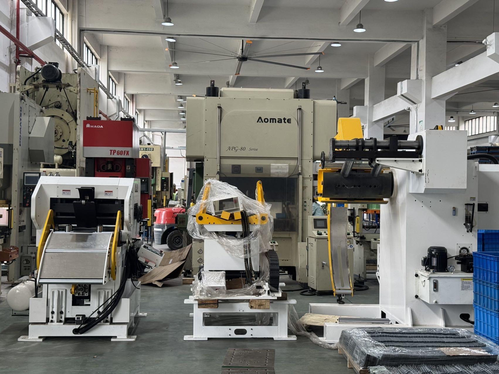 Produktionslinie für Blechstanzen, Abwickler, Richtmaschine, Zuführung