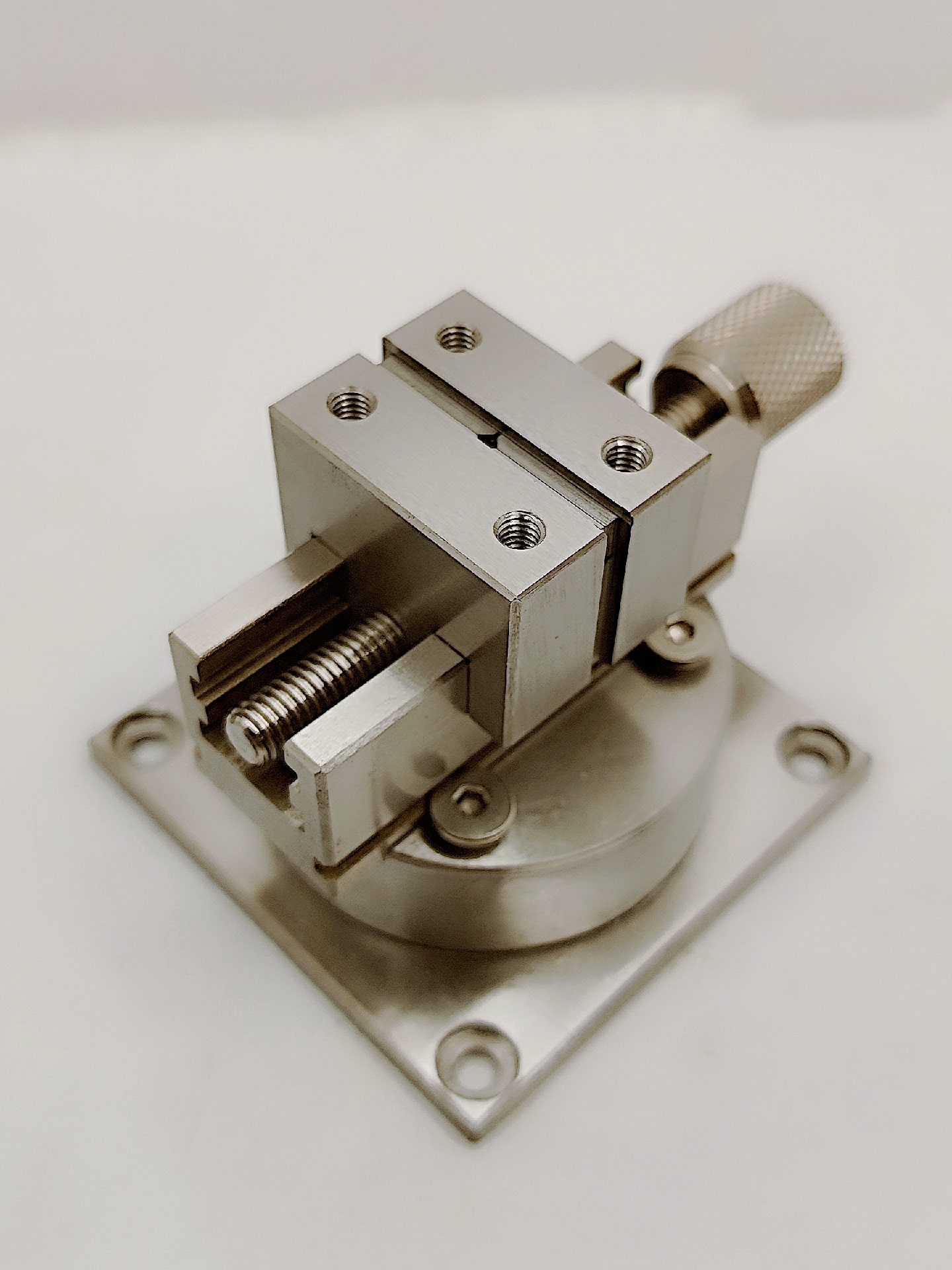 vise on sine bar to hold part at an angle relative to the spindle