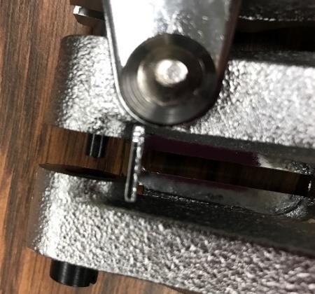 vissez la nouvelle matrice qui correspond à la taille du poinçon que vous avez inséré