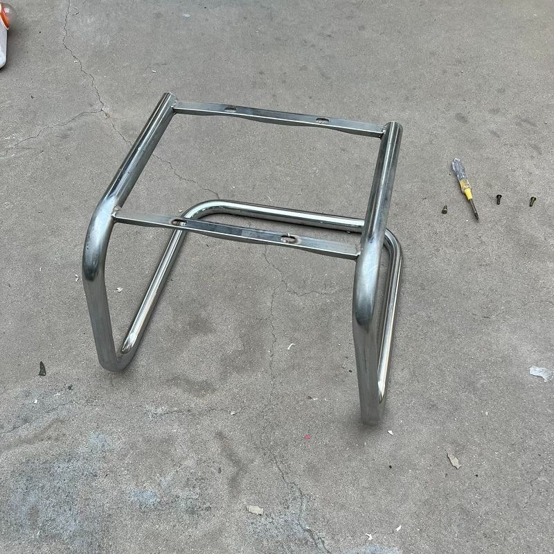 Muestra de tubo metálico doblado para aplicación en máquina dobladora de tubos CNC