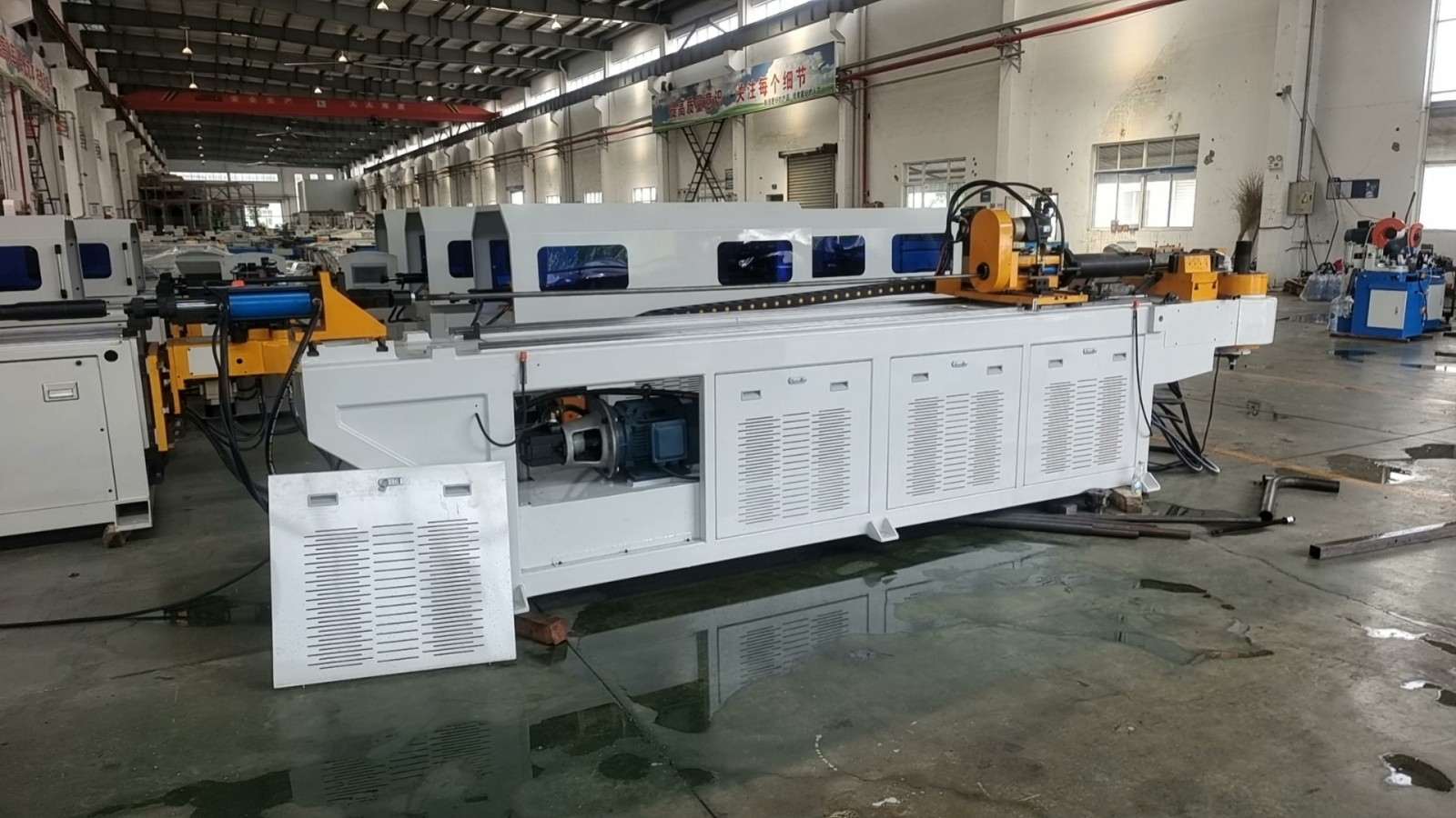 Máquina dobladora de tubos CNC para sistemas de escape y tuberías de automoción.