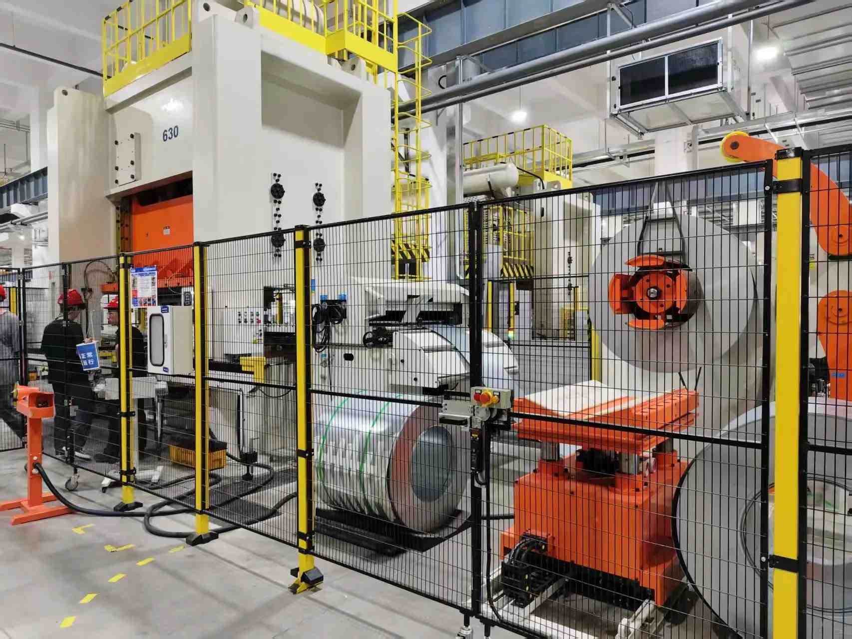 Línea de producción completa de prensas eléctricas y prensas de estampación en funcionamiento