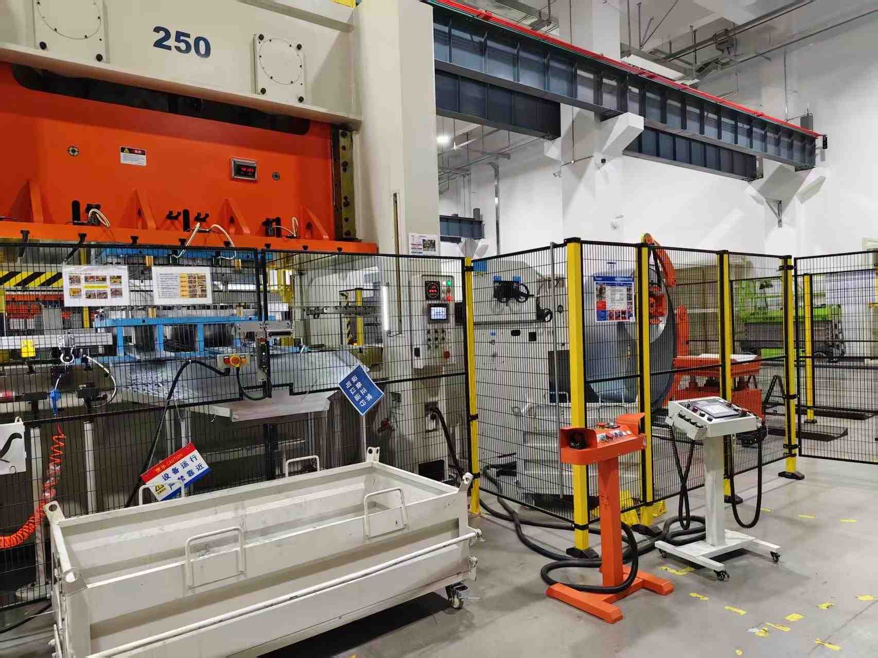 Línea de prensa con alimentador servo para conformado de metales de precisión