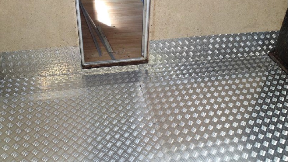 Placa de control de aluminio para suelo de taller industrial resistente al aceite