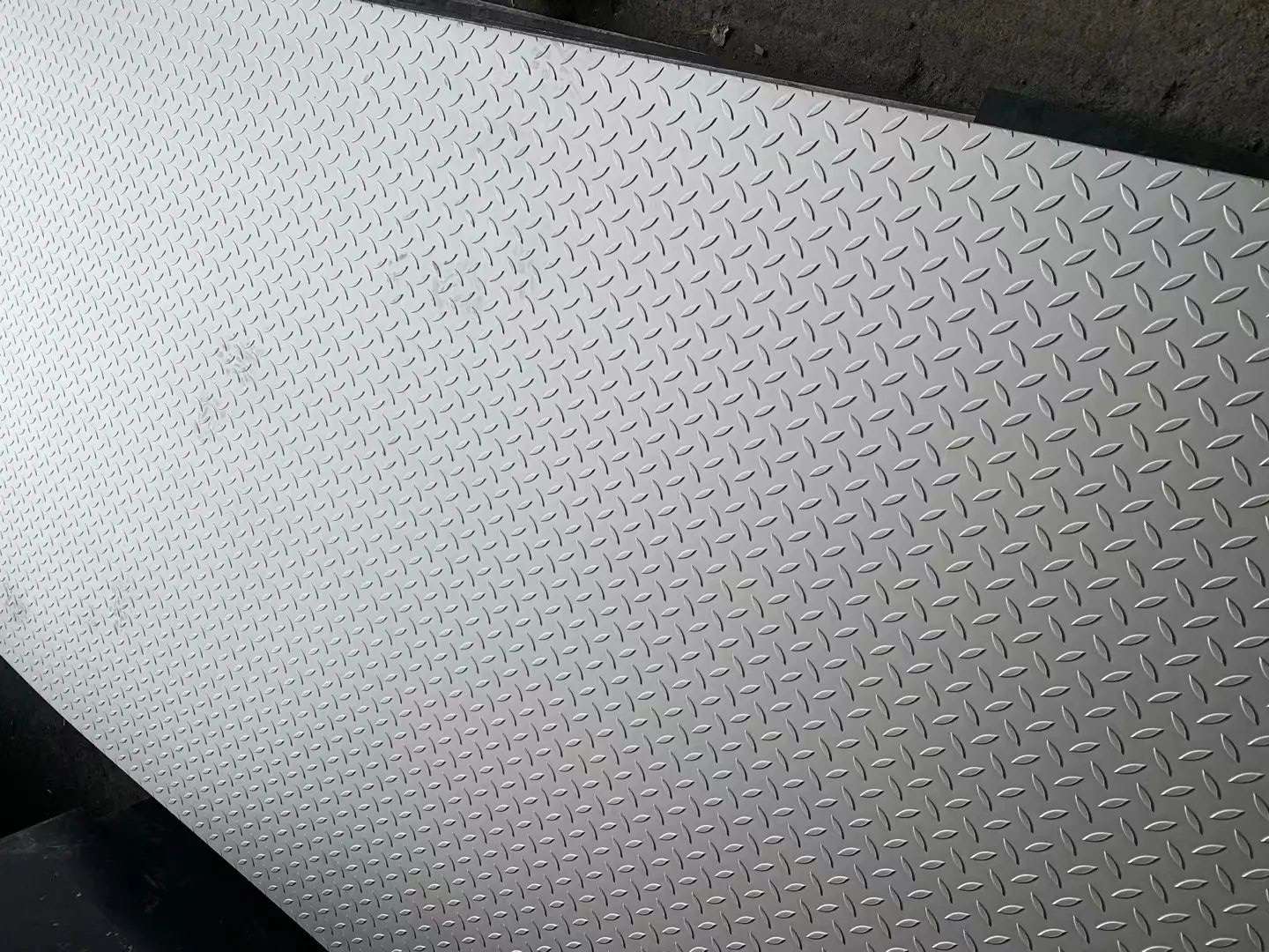 Patrones de placa de control de aluminio de cerca de sauce
