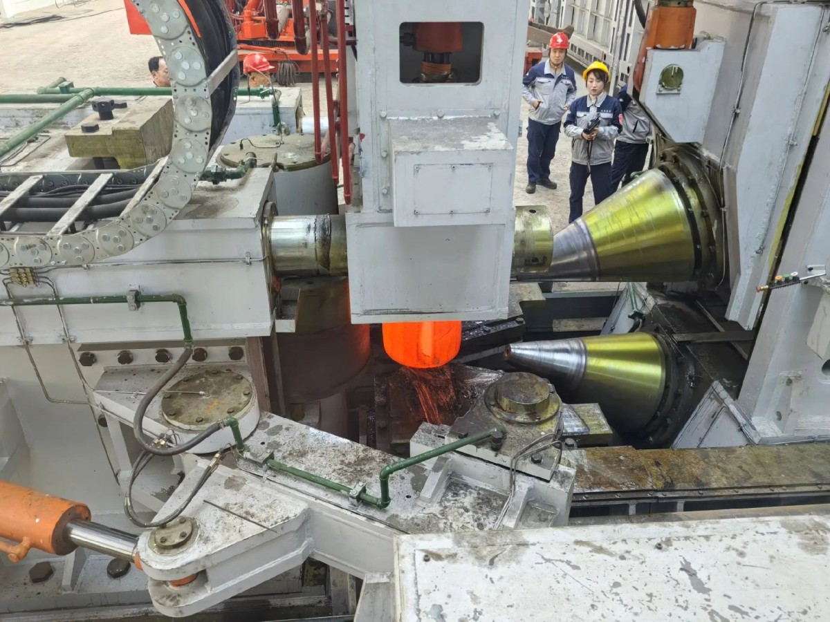 walcownia pierścieni promieniowo-osiowa CNC, kucie kołnierzy ze stopu aluminium 1