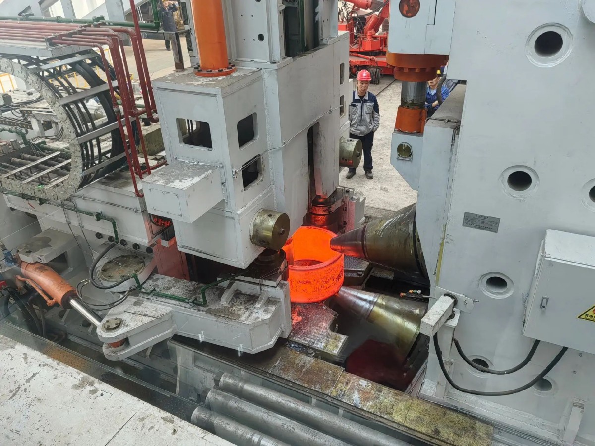walcownia pierścieni promieniowo-osiowa CNC, kucie kołnierzy ze stopu aluminium 2
