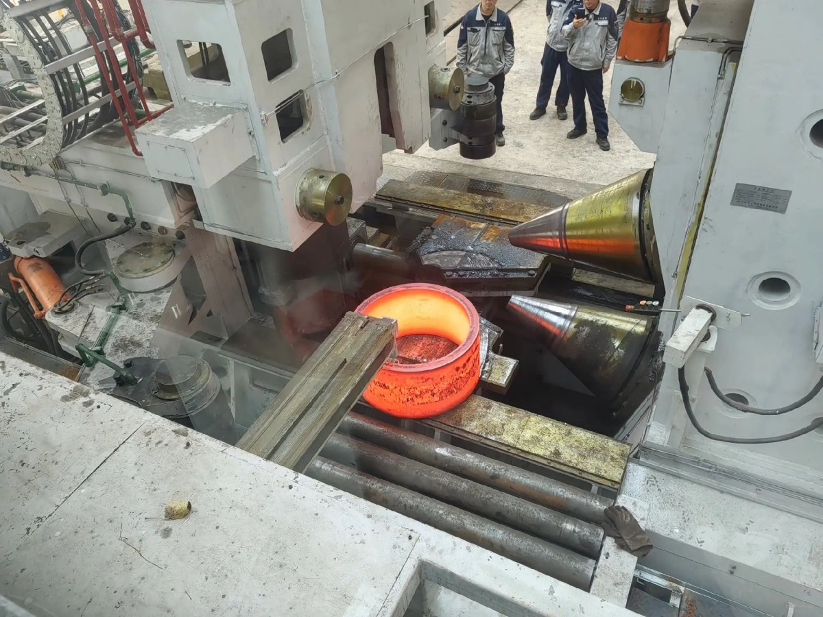 Walcarka CNC do pierścieni promieniowo-osiowych, kucie kołnierzy ze stopu aluminium 4