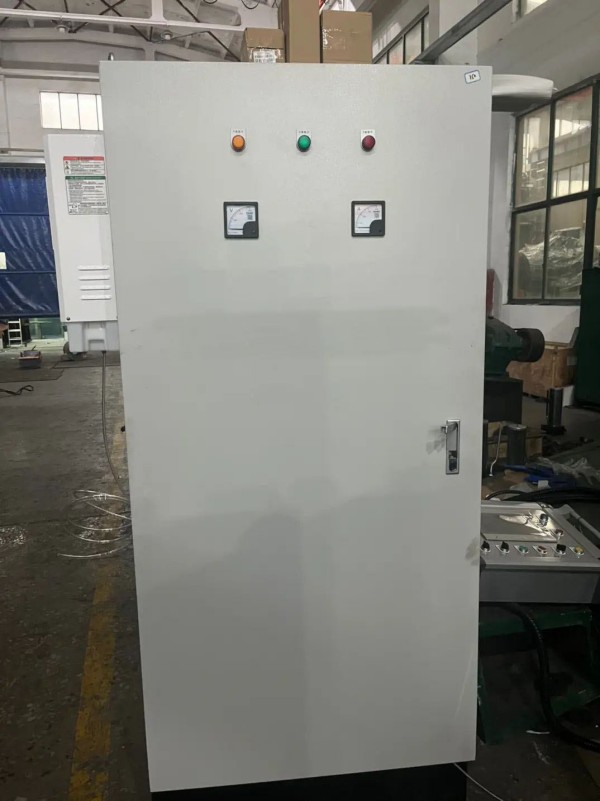 Máquina laminadora de anillos para gabinetes de control eléctrico