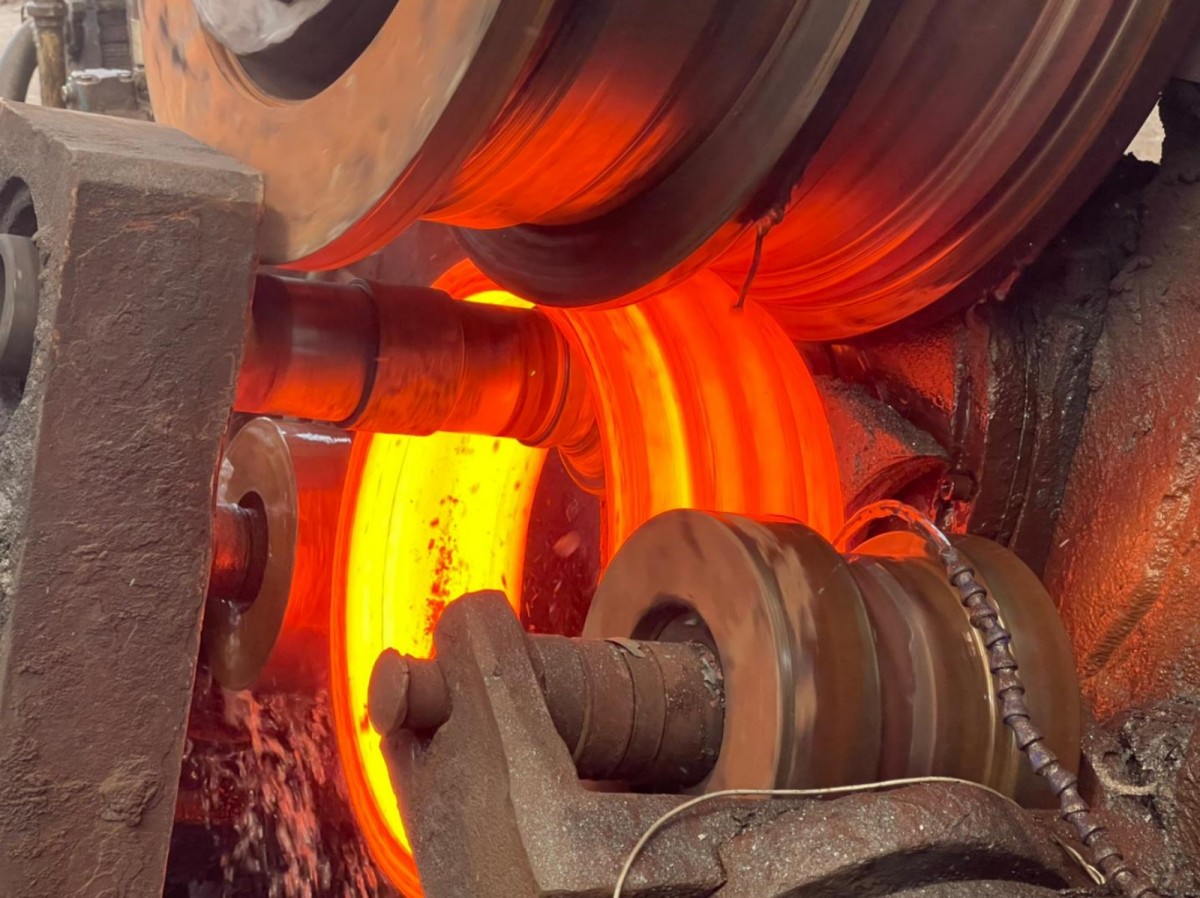 hot rollingforging flangering manufacturing high temperature metal parts are plastically deformed between rollers