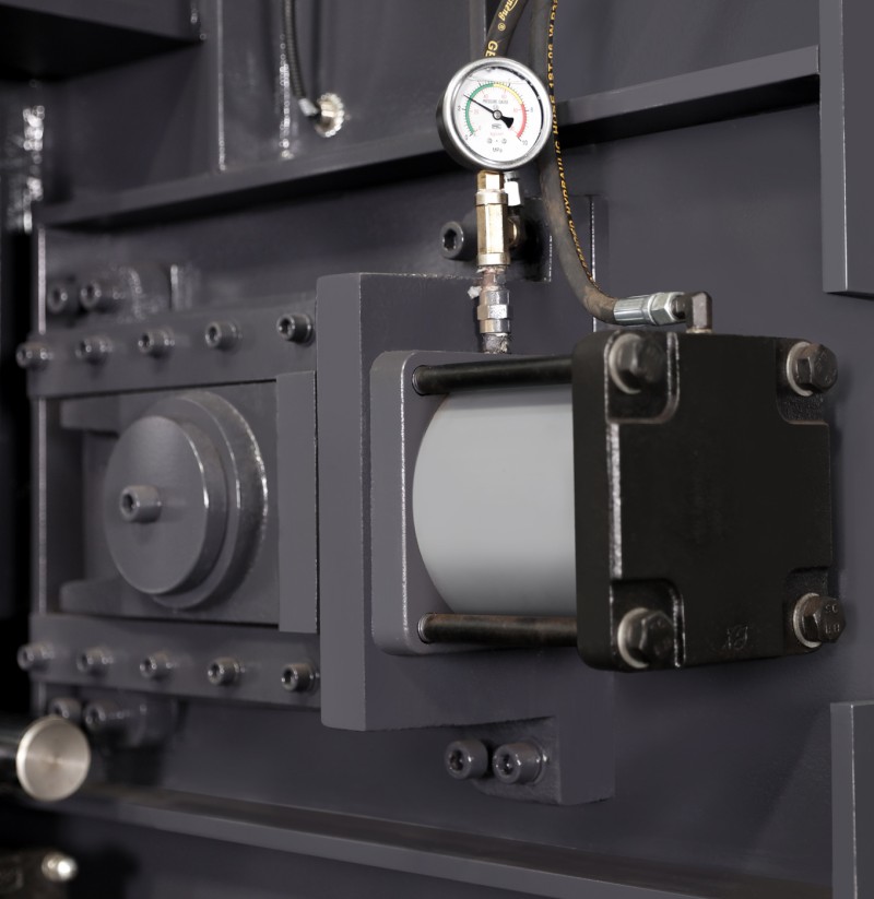 Le manomètre de tension de lame hydraulique à une touche assure une tension contrôlée et empêche la rupture de la lame