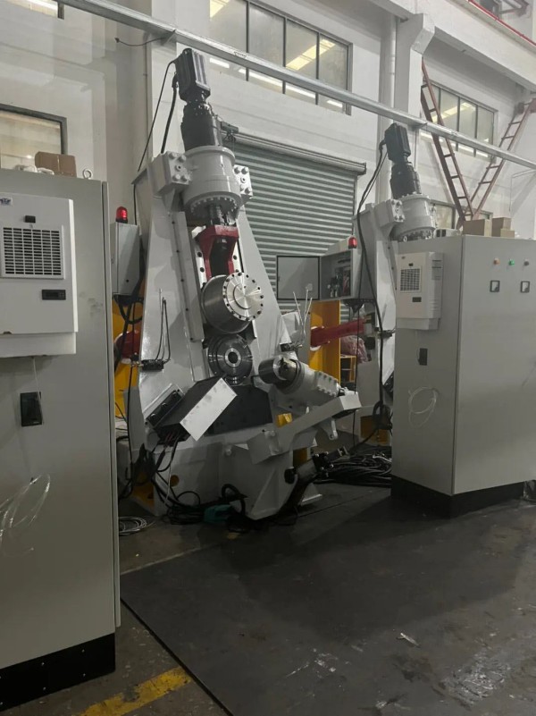 Máquina de forja y laminación de anillos de acero