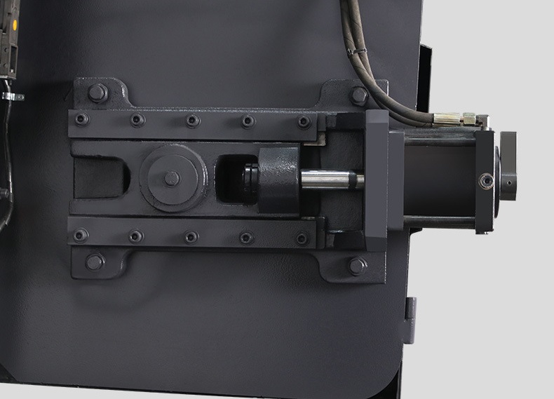 la lame de scie est tendue hydrauliquement