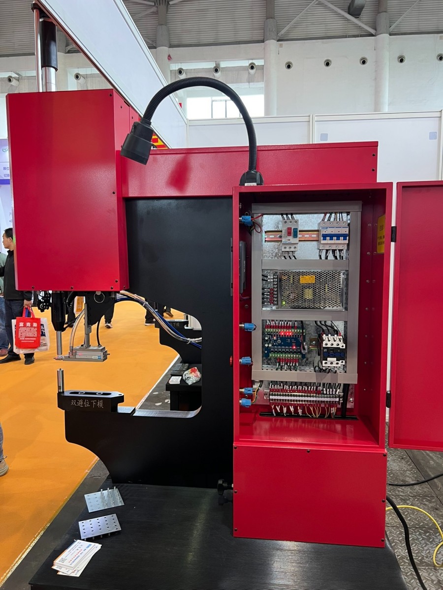 aek m820 nc 8 tonluk hidrolik perçinleme makinesi elektrik dolabı