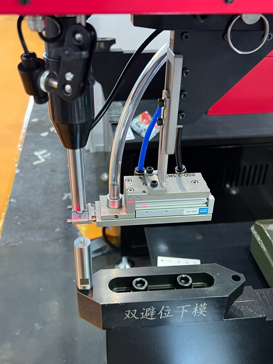 aek m820 nc 8 tonluk hidrolik perçinleme makinesi lazer destekli konumlandırma