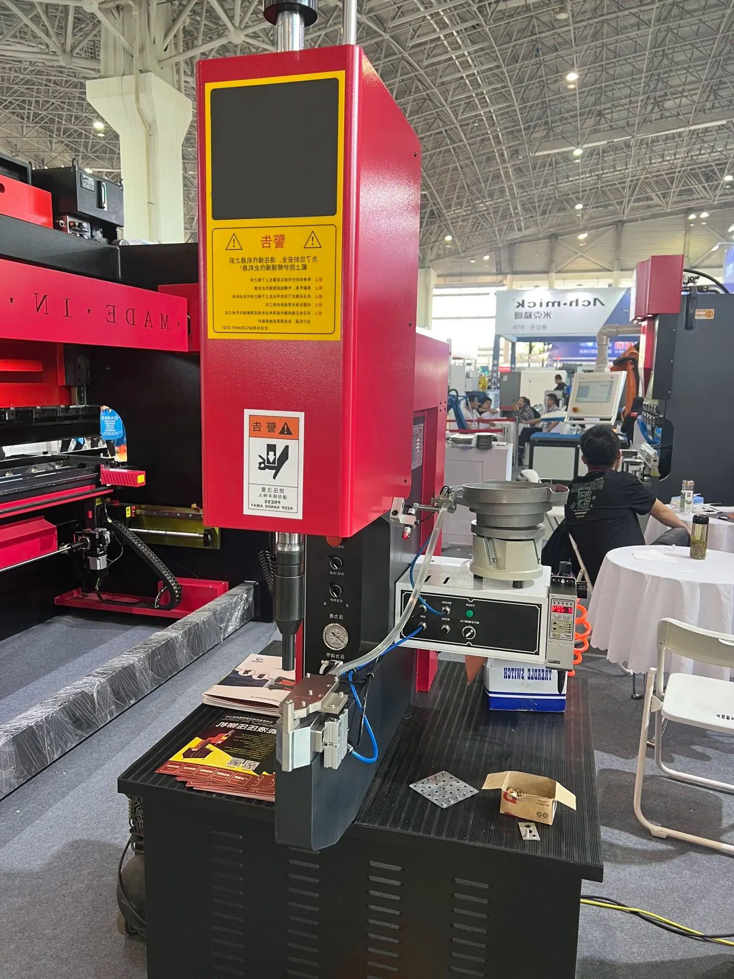 aek m820 nc hidrolik perçinleme ve bağlantı elemanı yerleştirme makinesi