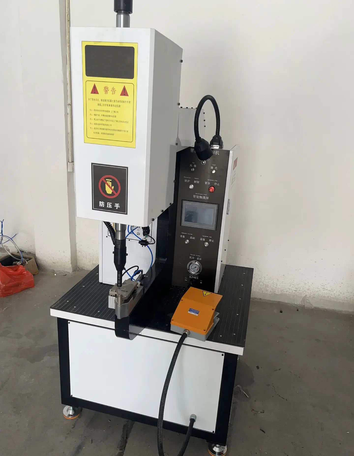 aek m820 nc sac metal bağlantı elemanı yerleştirme makinesi