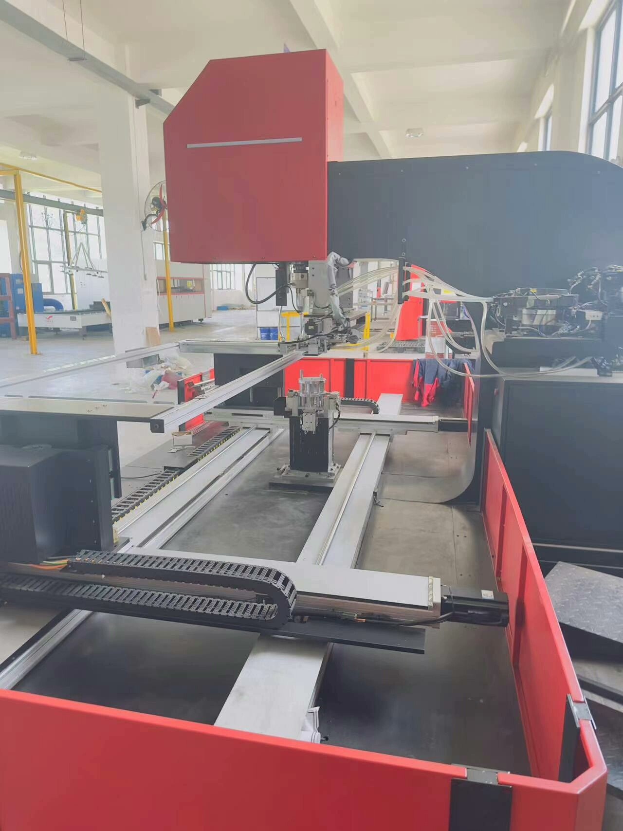 Centro de inserción de sujetadores servo Alekvs con intercambio automático de matrices