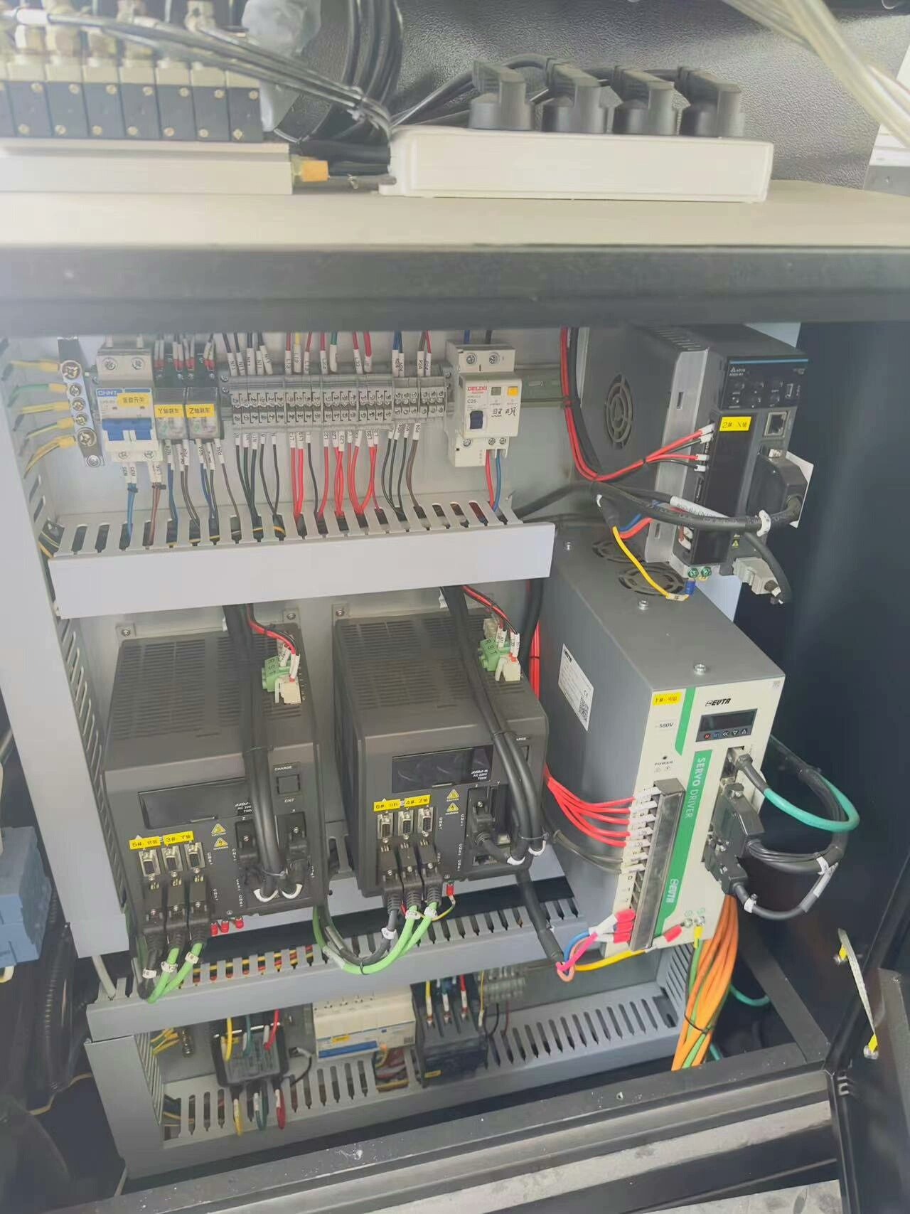 Centro de inserción de sujetadores servo Alekvs, gabinete de control eléctrico