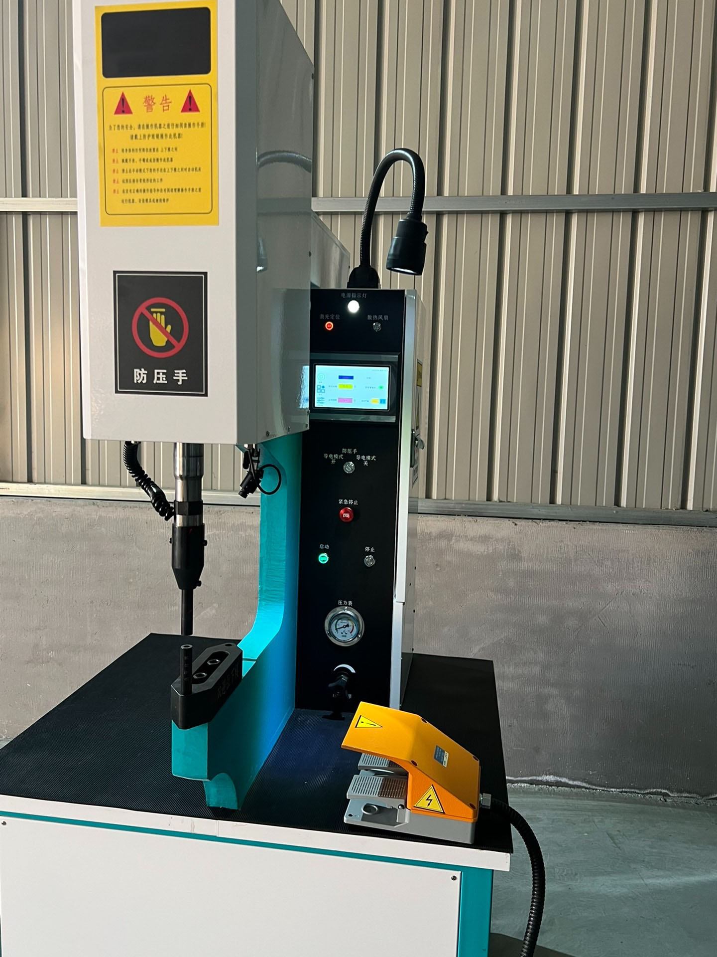 Remachadora hidráulica automática con sistema de alimentación