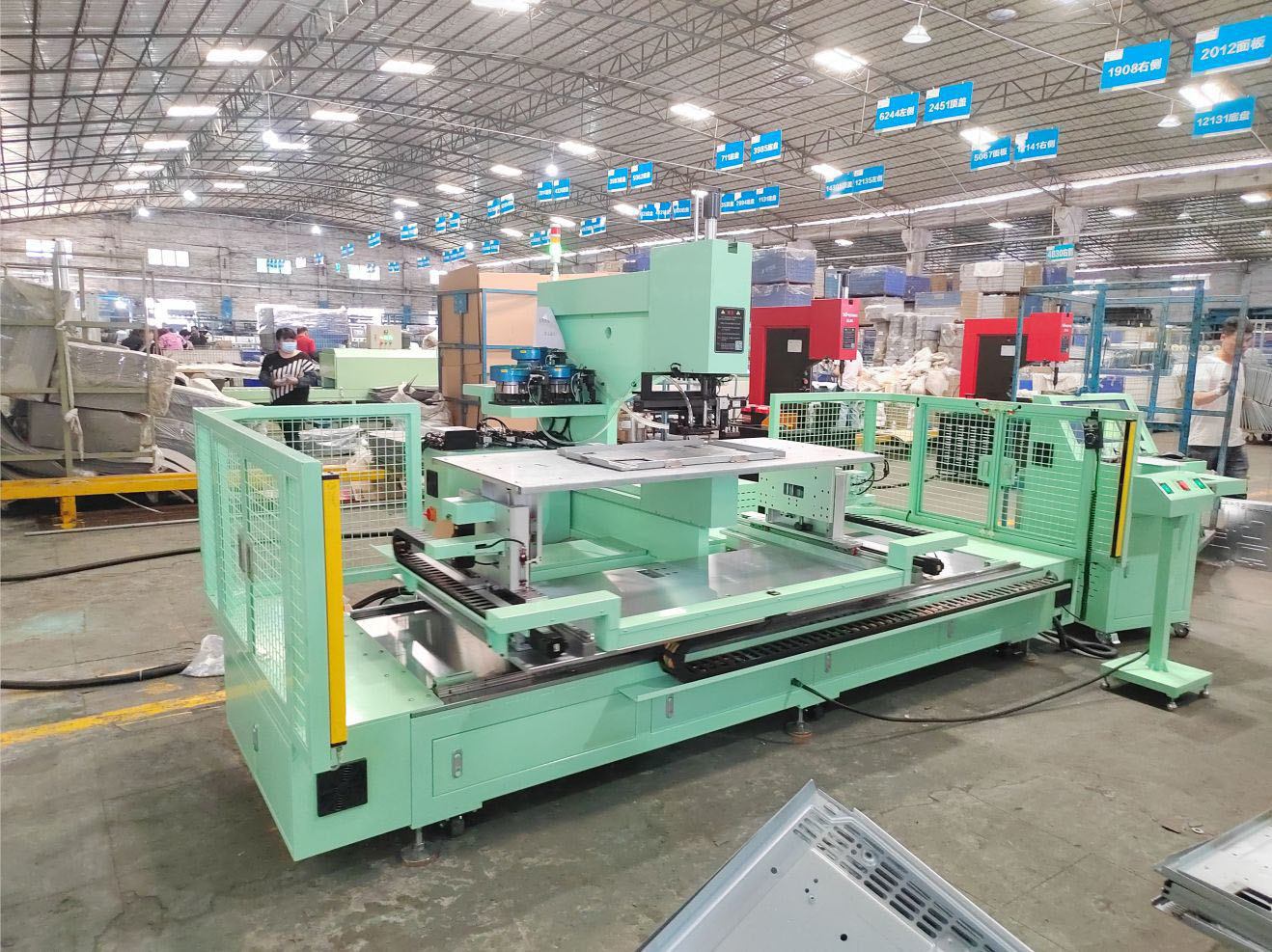 Centro de inserción de sujetadores con alimentación automática por servomotor CNC