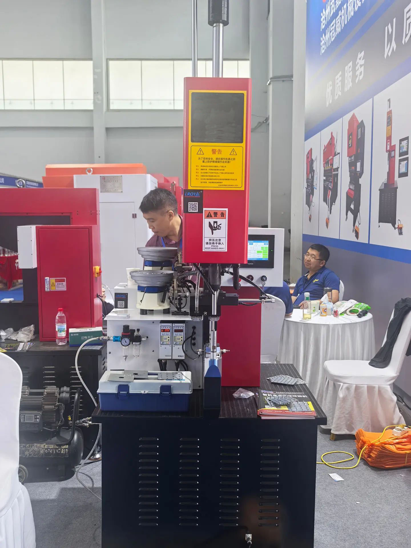 çift istasyonlu hidrolik perçinleme ve bağlantı elemanı yerleştirme makinesi