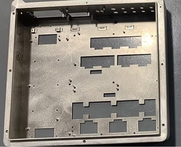 sujetadores insertados en armarios eléctricos para remachar
