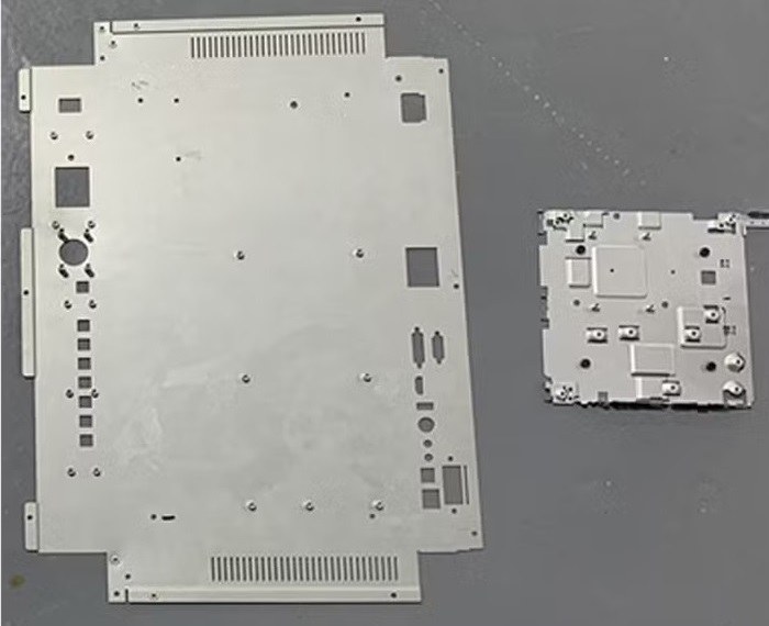 sujetadores insertados en paneles de equipos electrónicos
