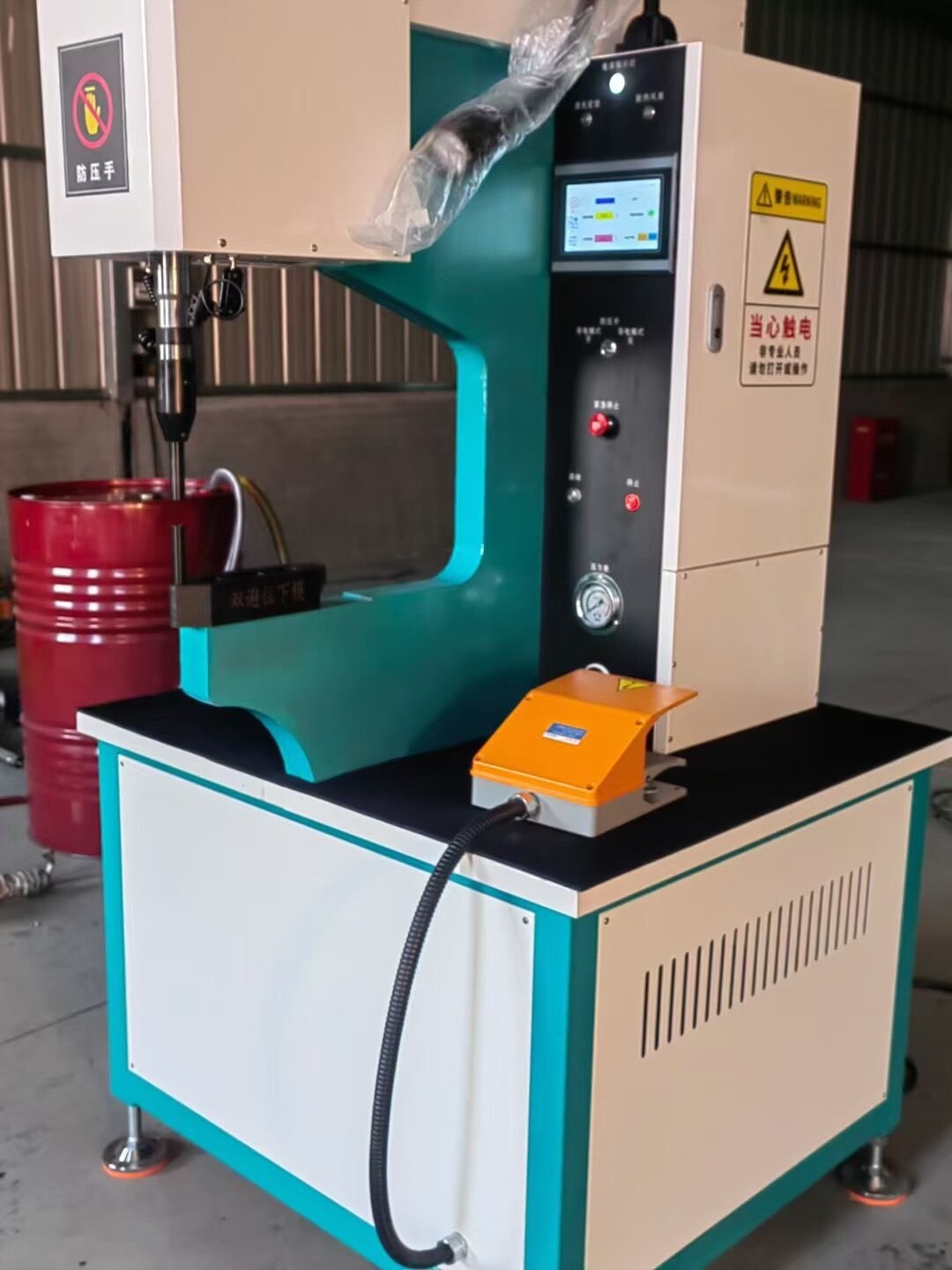 Remachadora hidráulica con alimentación automática de sujetadores