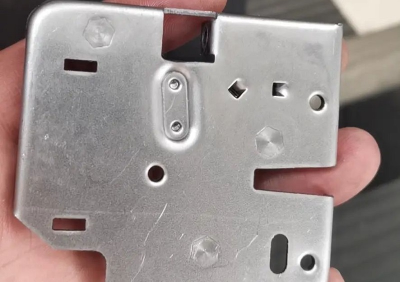 sac metal elektrik muhafazalarının pres perçinlenmesi