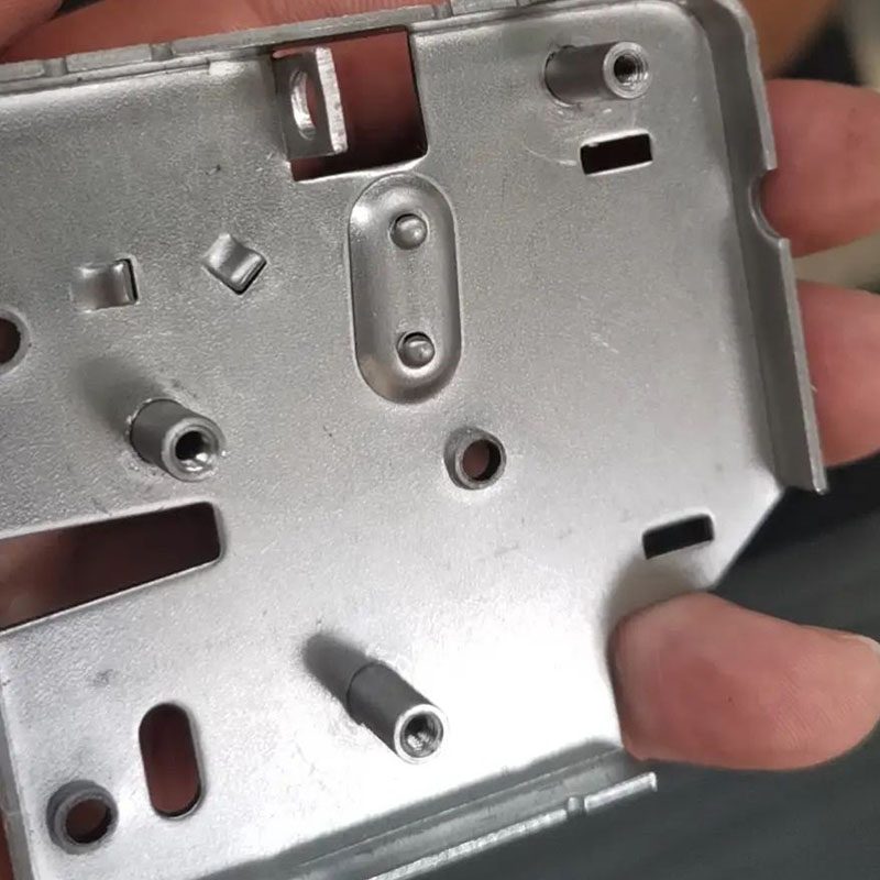 Proceso de remachado de armarios eléctricos pequeños