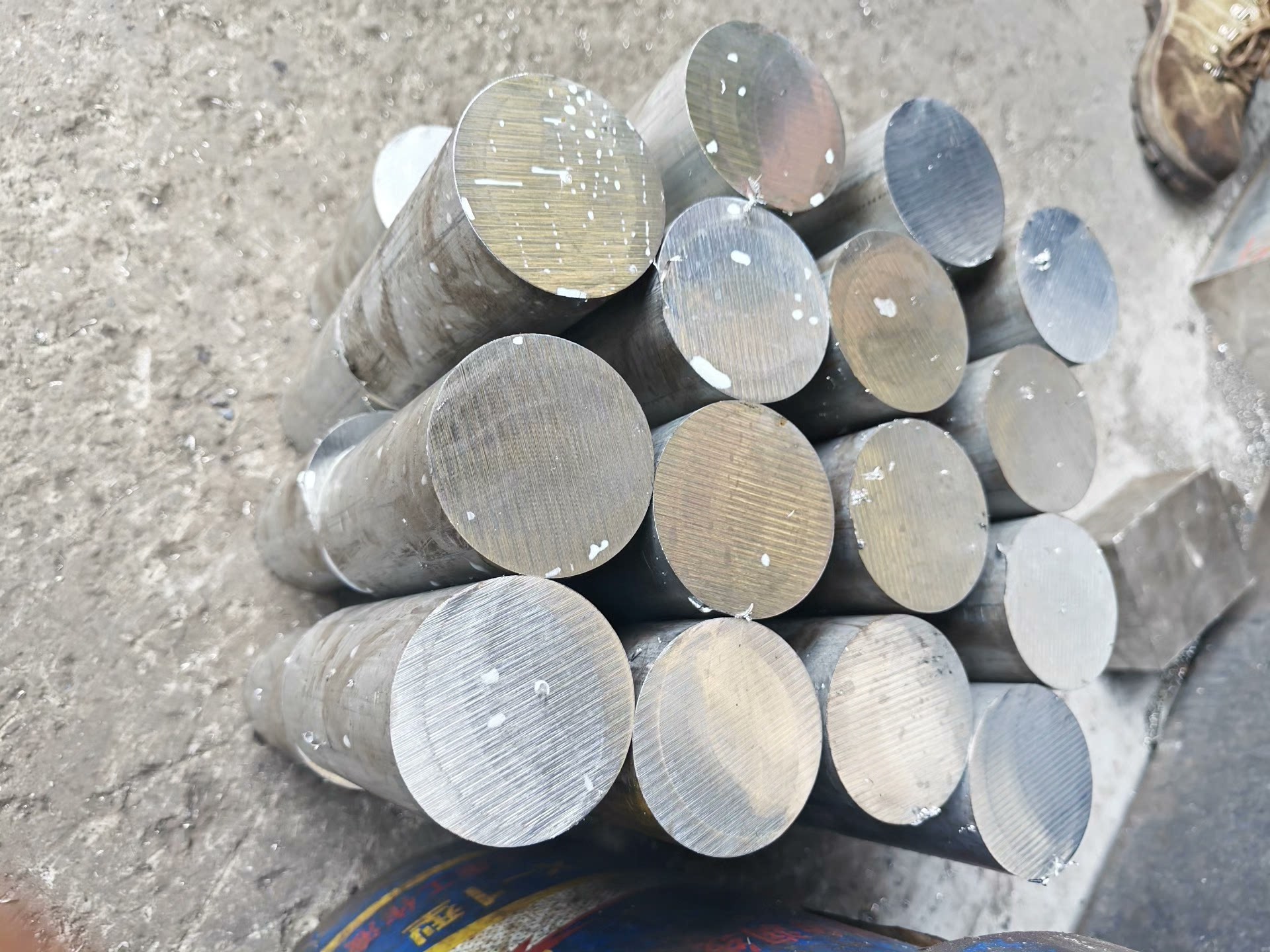 5052 aluminum alloy round bars a pile of 5052 aluminum round bars placed on the ground